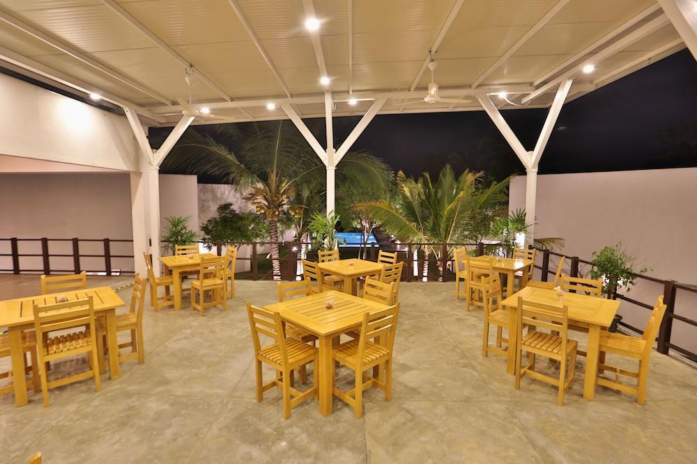 מלון ארוגם Arugambay Roccos מראה חיצוני תמונה